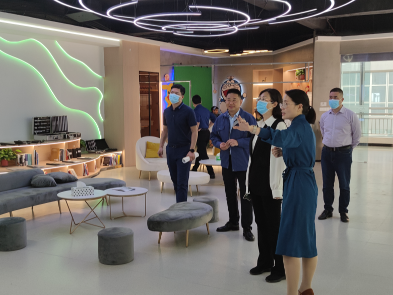 走進星如雨 | 鶴壁市商務局黨組成員、總經(jīng)濟師李紅一行蒞臨星如雨科技